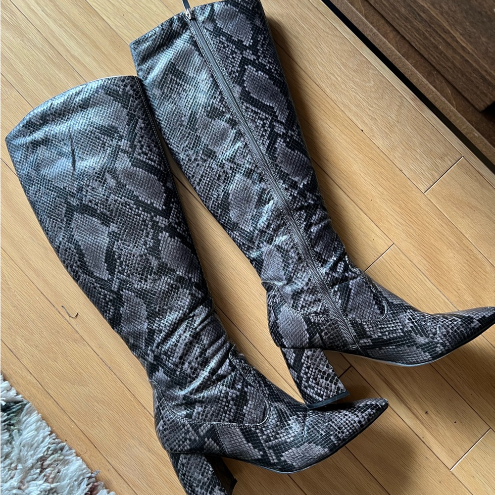 Marc Fisher Women's Retie 2 Gray Leather Snake Skin Look Boots 9.5 M US